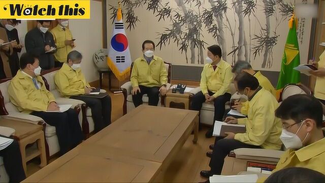 韩国新增大量新冠肺炎确诊者 总理前往现场戴口罩开会