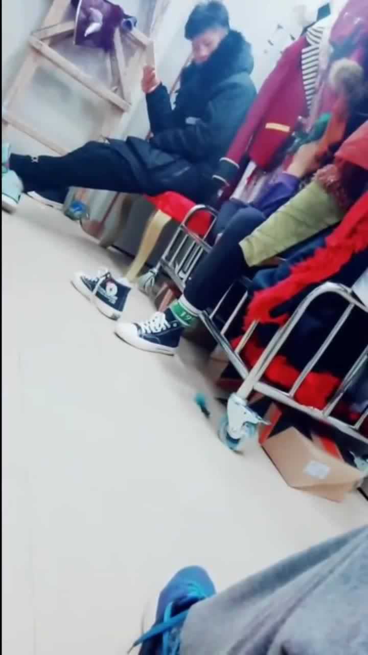 同学闻自己的鞋臭不臭被舍友发现后表情亮了网友真香