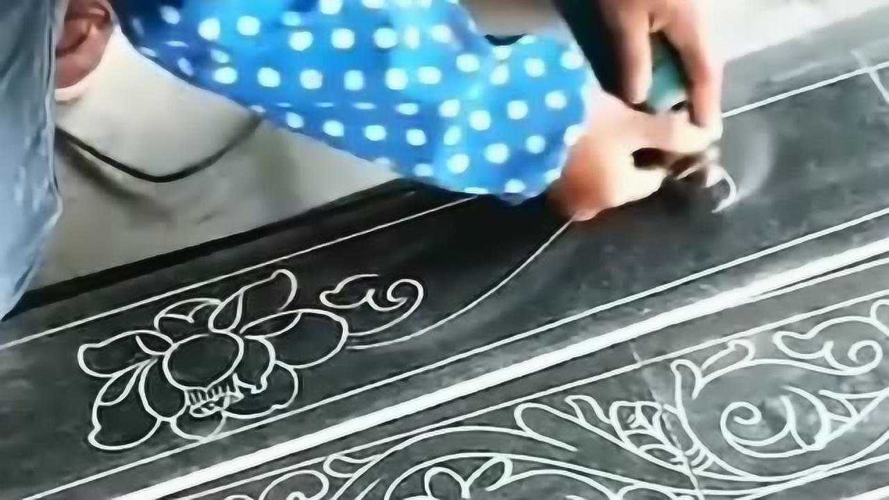 这就是老师傅的杰作！大理石桌上雕刻图案，手法让人佩服！_腾讯视频