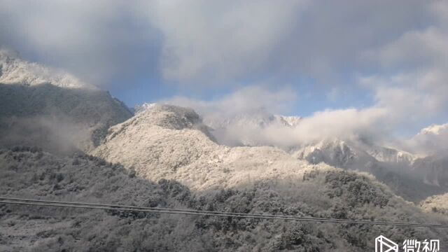 千里冰封,万里雪飘.望长城内外,惟余莽莽;大河上下,顿失滔滔.山舞银蛇,原驰蜡象,欲与天公试比高.