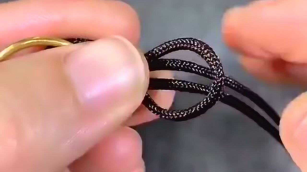 戒指在手上戴时间久了用绳子编成项链挂在脖子上看起来同样漂亮