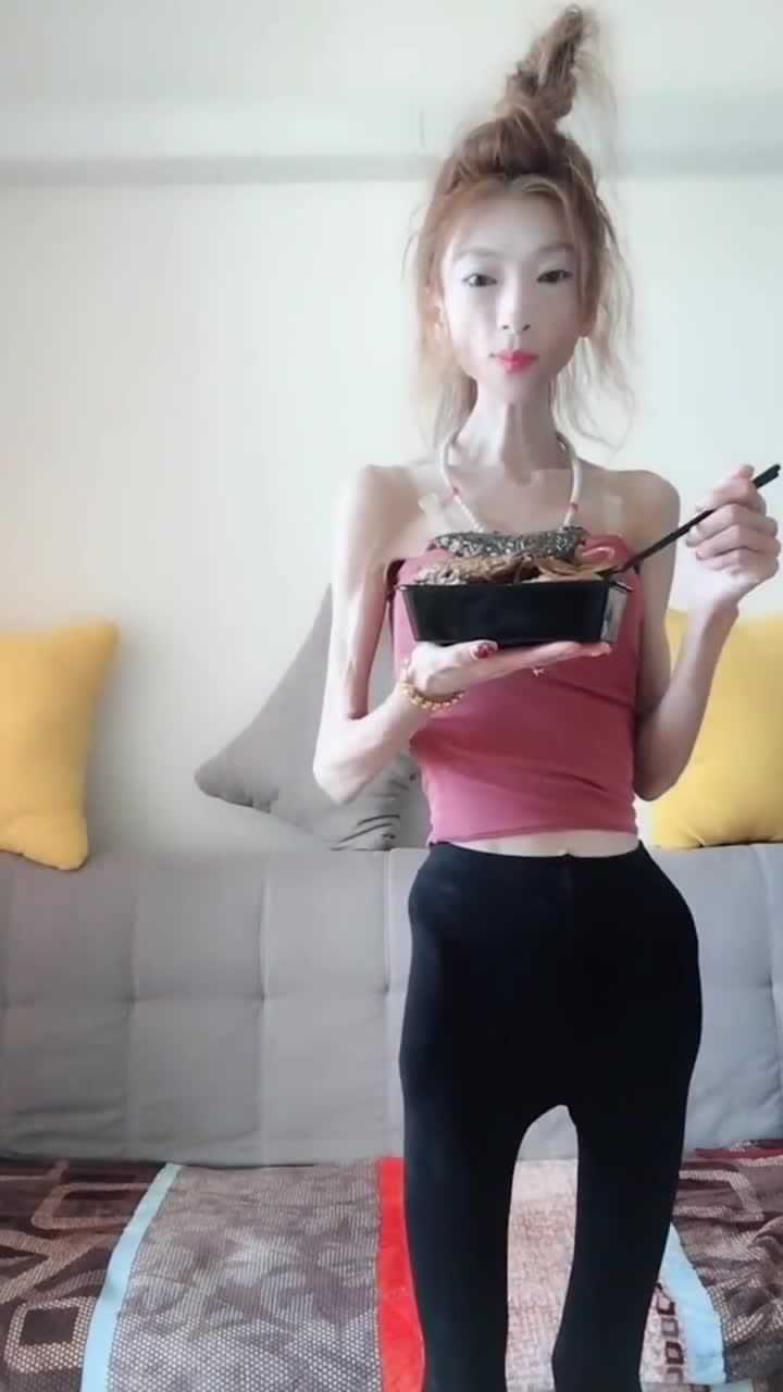 为爱减肥的骷髅妹今天盒饭里有肉网友多吃点吧