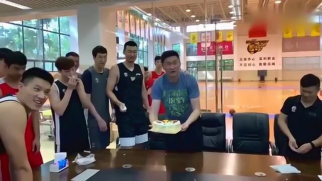 九冠王生日砸蛋糕环节,连严帅杜锋都不能幸免,现场太欢乐