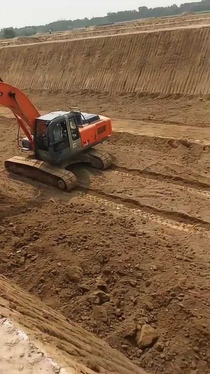 挖掘机刷坡做得真好看这技术绝对是蓝翔技校毕业的