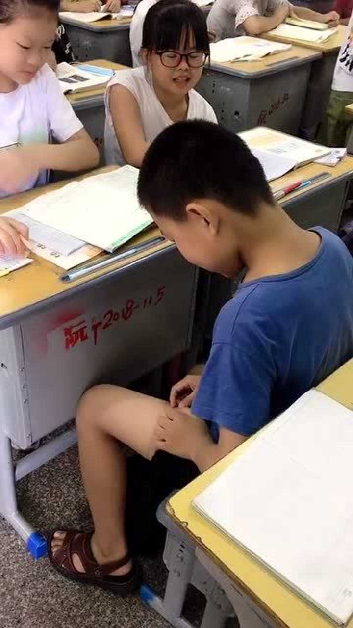 女老师帮学生挠痒痒没想到他居然害羞吓跑了太搞笑了