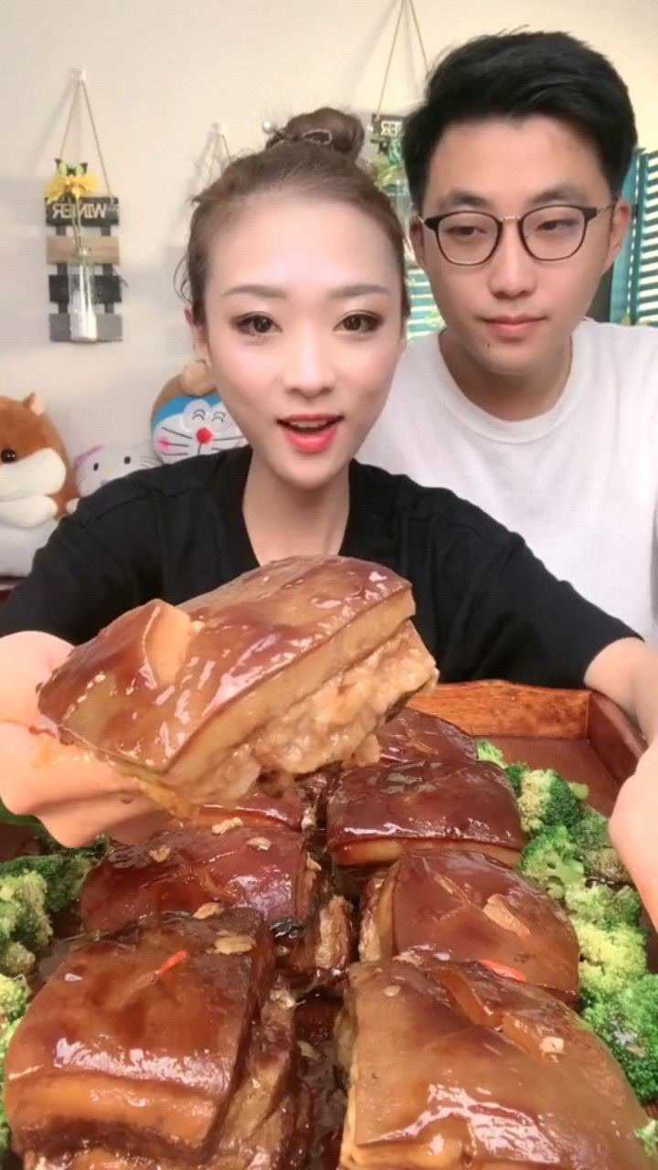 吴小妮吃播瞧她大口吃肥肉的样子太有食欲了馋到你了吗