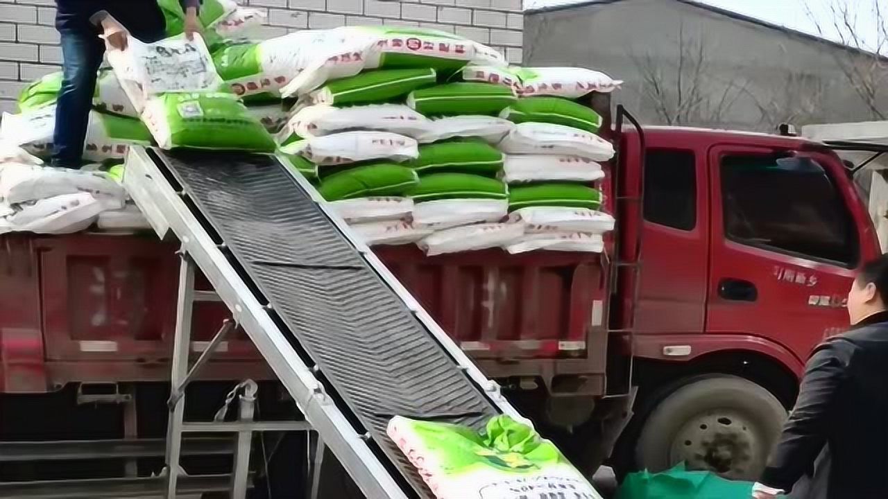 农民的智慧,巧用流水线设计,化肥装车省了不少人工!