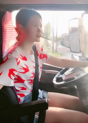 货车女司机,开车抽烟的样子真豪横