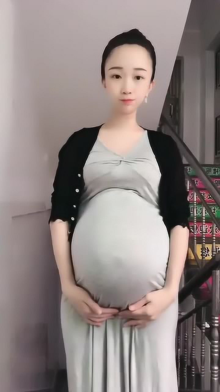 这是我见过肚子最大的孕妇和身材一点不搭看背影还以为是少女