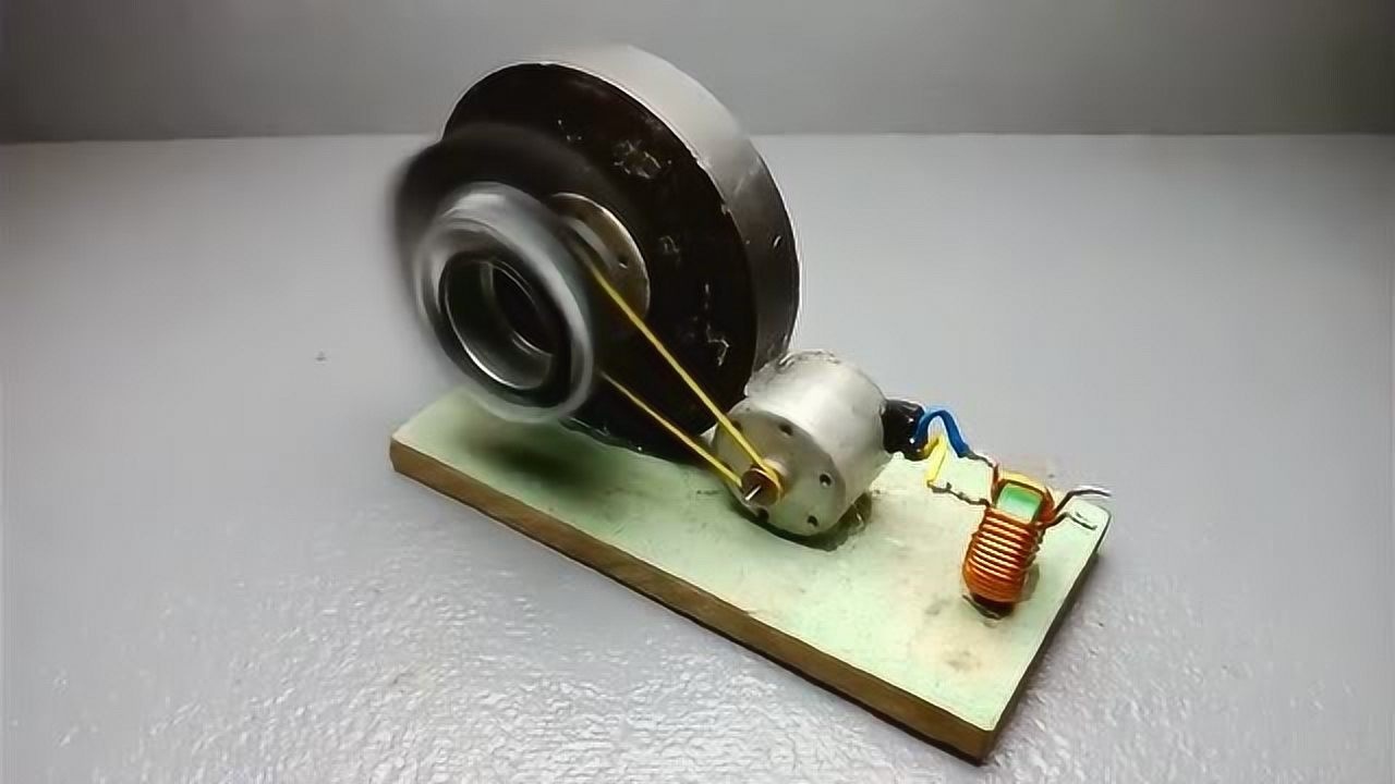 仅用一块磁铁跟两个马达就能制作出简易的磁力永动机