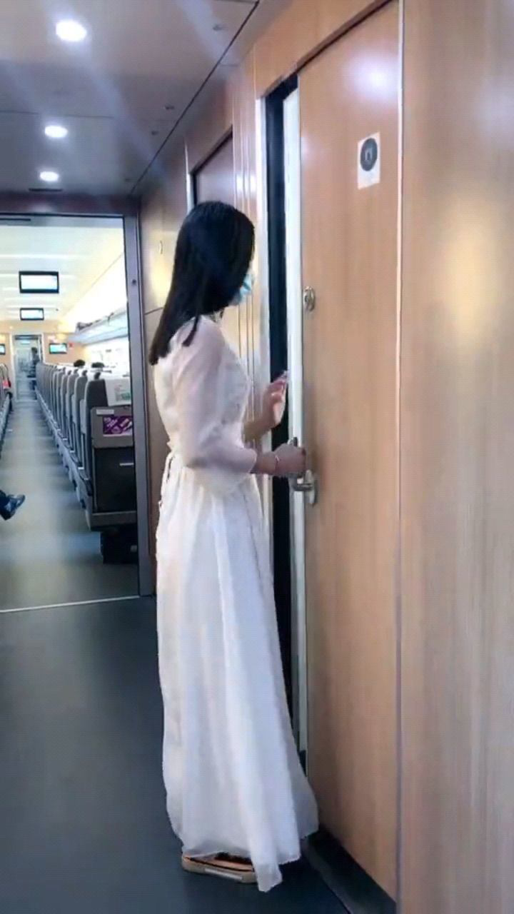 美女在高铁上厕所结果里面有小伙这下尴尬了