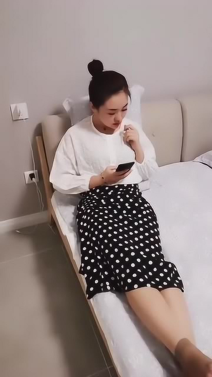 你们觉得美女的这双褐色短丝袜穿在脚上显老气吗和年龄相符吗