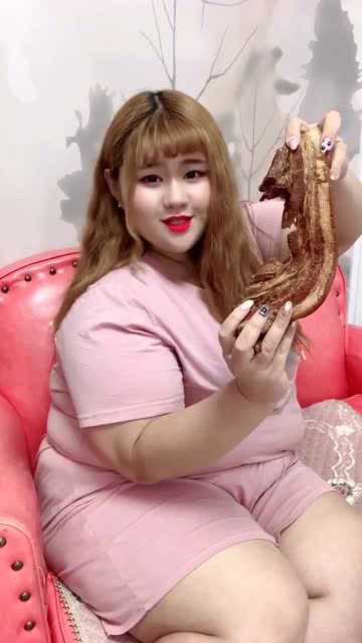 美女暴饮暴食变胖子图片