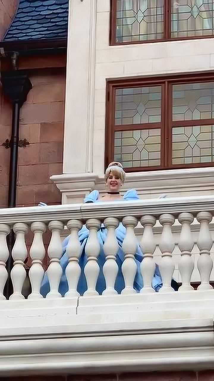 迪士尼公主打招呼的手势都不太一样