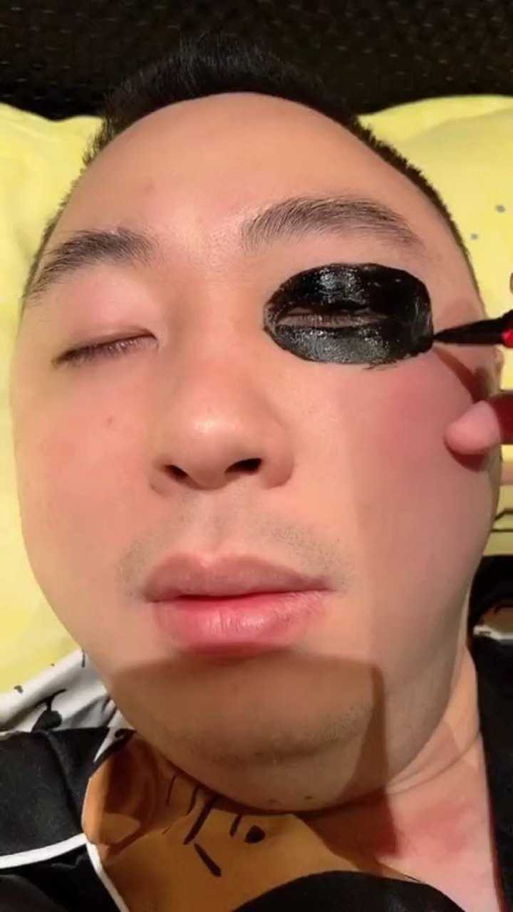 在老公脸上画画,把老公乐开花