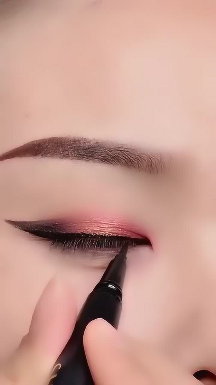 近距离教你画眼线,新手一看就会,简单又好看_腾讯视频