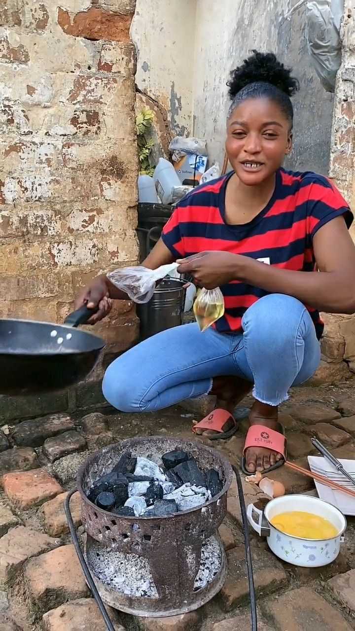 非洲的美女超級喜歡吃中國美食她在教你們做飯