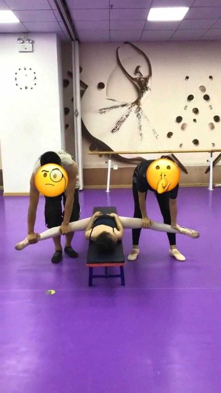 正在压腿的女孩子看到这样的弧度男生也做不到这样