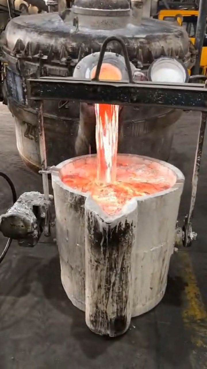炼钢厂的铁水究竟有多高的温度才能把钢铁融化