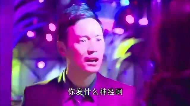 美女在酒吧买醉,谁知她竟发酒疯,拿两千块钱给服务员当小费