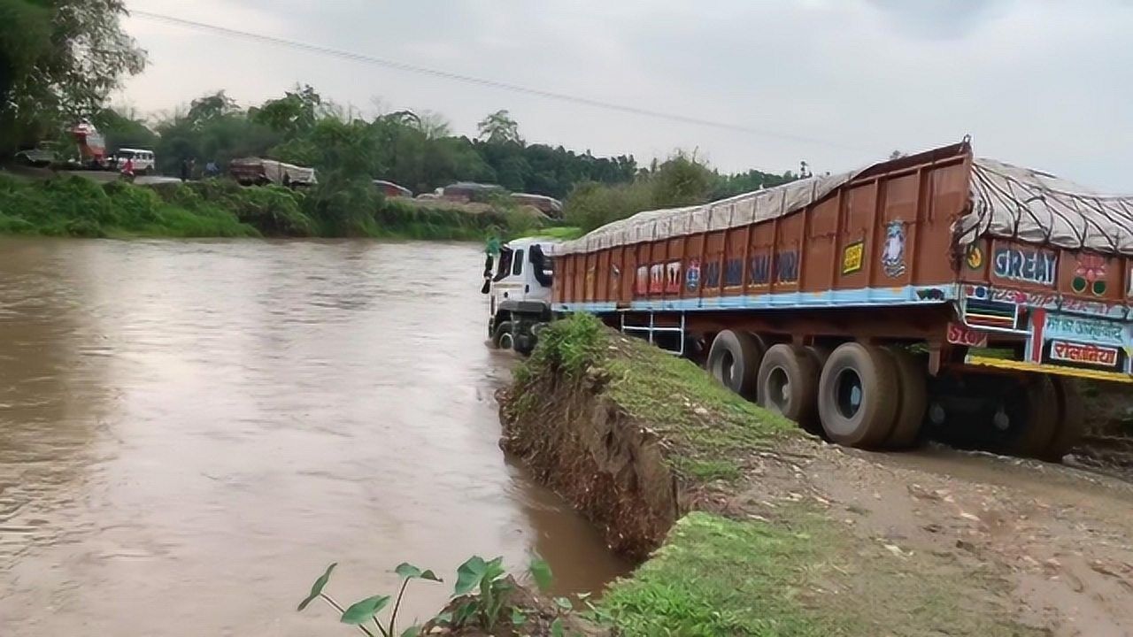 22轮重型卡车过河,真刺激