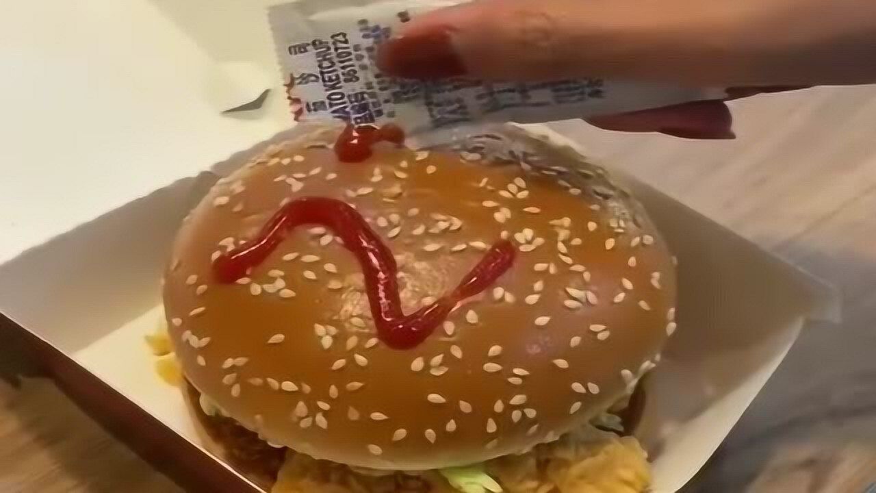 小汉堡做蛋糕,薯条做蜡烛,22岁生日就这样过!