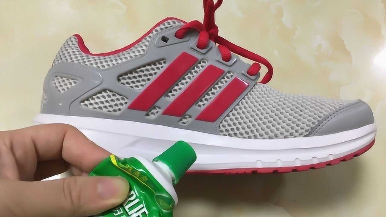 把牙膏挤在白鞋上作用太棒了解决了很多朋友的烦恼快去试试