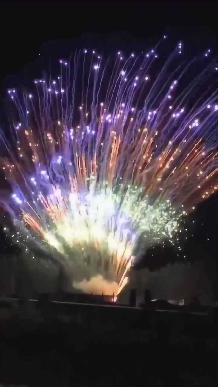 兄弟买的烟花这哪是烟花啊我看这是买了个加特林