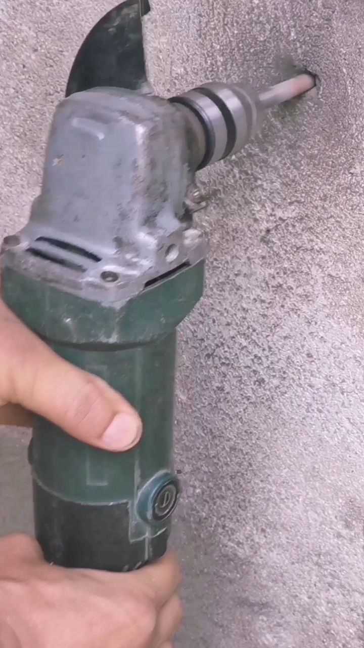 角磨机妙变手电钻使用只需换个电钻夹头装上再装上钻头就可以当电钻