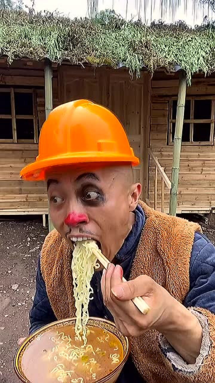 光头强吃泡面还把汤留下来下个星期再吃真会过日子
