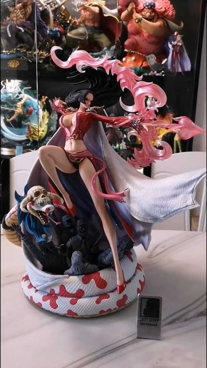 海贼王女帝手办造型很有张力非常霸气