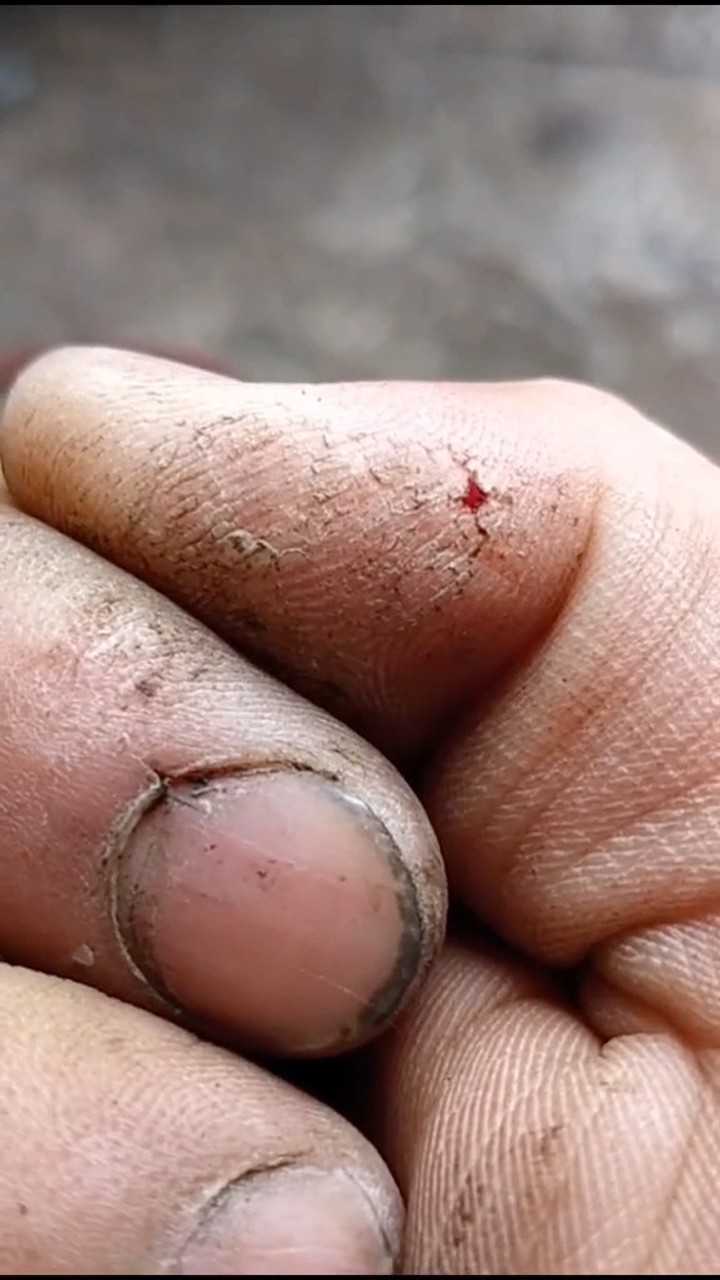 月挣7200其中6000都给她今天摸了一下她的手她却嫌我恶心心里不是滋味