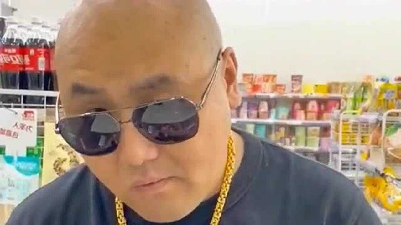 满脸横肉的大哥只是听见美女的一句话立刻就变身小可爱