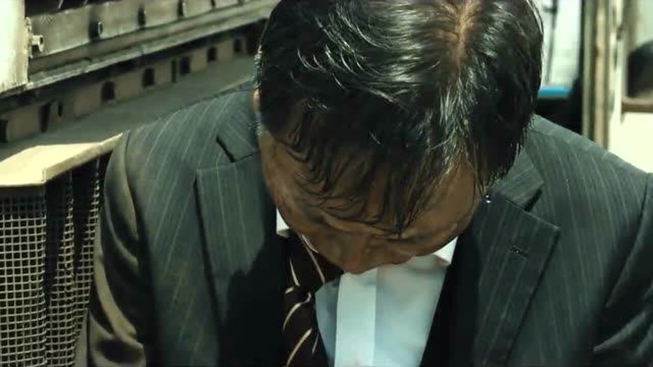 釜山行自私大叔被感染面部狰狞孔刘大叔赤手空拳对付