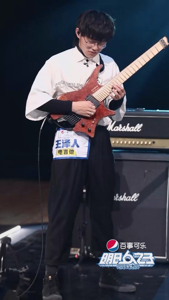 鲨鱼男孩王泽人一把电吉他闯天下跟达西合作让我留在你身边表演超级