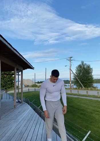 身高190体重200满身纹身的肌肉男你害怕不