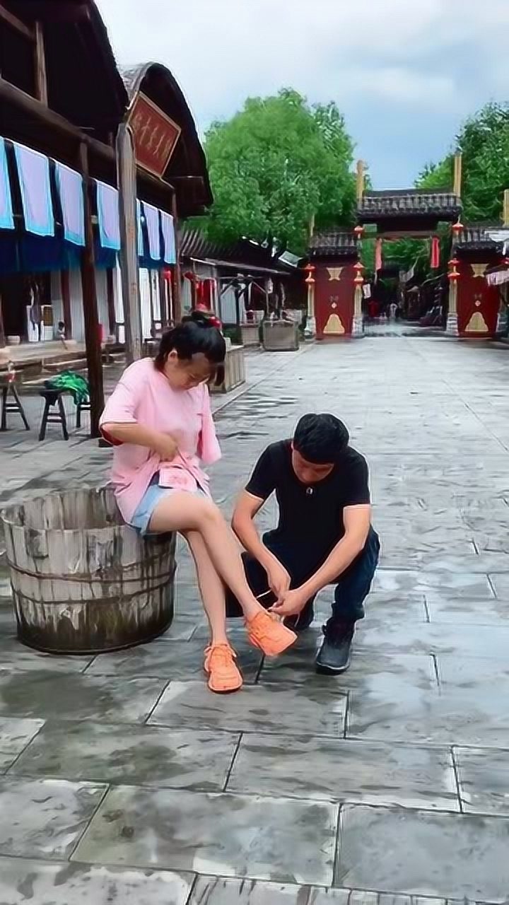 小伙帮单臂女孩系鞋带虽然女朋友没了但是得到了更多