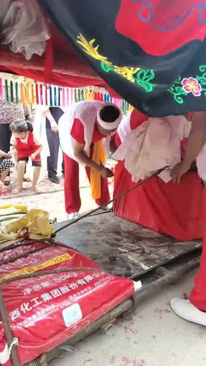 花20000元请来二龙杠骨灰盒也可以这样抬