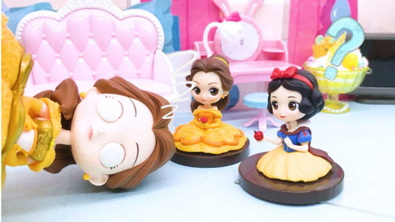贝儿和白雪要妈妈讲故事,结果她们还没睡,妈妈却睡着了