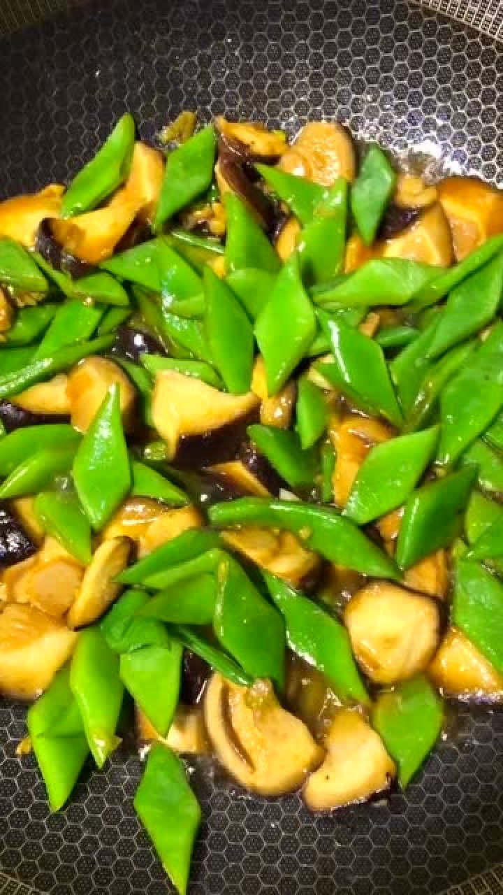 香菇豆角这样做比肉好吃多了.