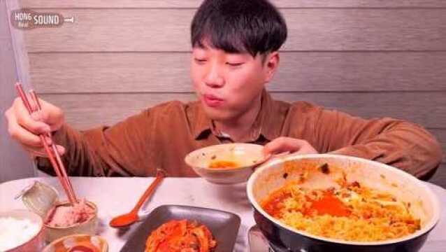 美食吃播:小哥吸食美味火鸡面,热腾腾的这感觉就是爽啊!