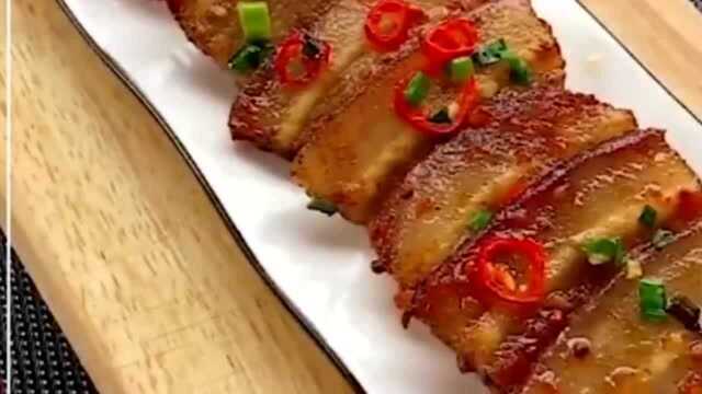 想吃烤肉自己在家做,食材和配料都很简单,肉嫩不油腻馋得直流口水!