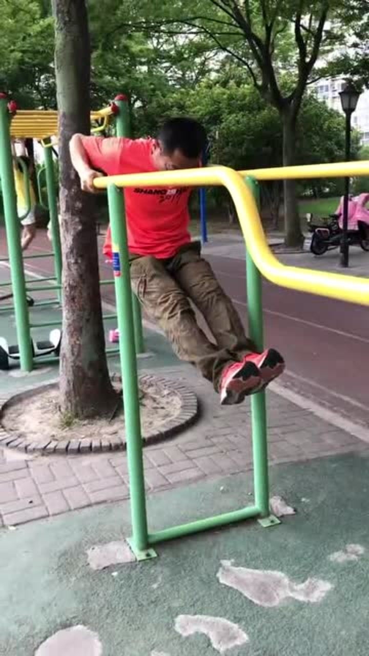双杠另类玩法从手腕到腹肌锻炼一个动作就能体现