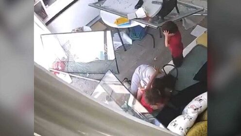 黎巴嫩爆炸瞬间2个孩子被保姆护在身下 突然伸出的小手触动人心