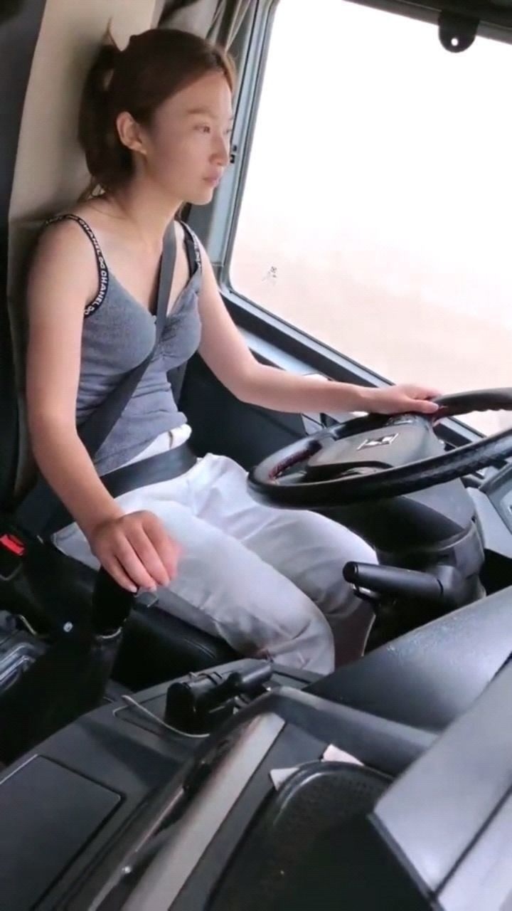 卡车女司机放着战歌开车,车速瞬间飙到80迈,各位请系好安全带