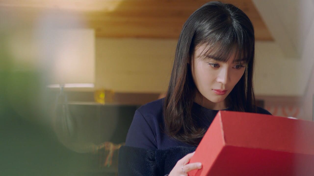 我爱男保姆陆晴拆开方原送的礼物竟然要和她互相做拐棍