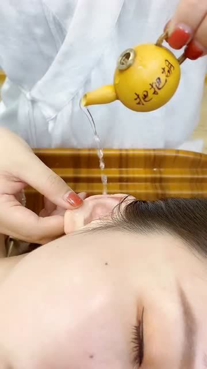 往耳朵里疯狂灌水,这样的采耳你敢尝试吗,听说很舒服!