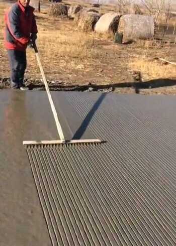 水泥路上的防滑纹是这样做出来的这一幕长见识了工人的智慧