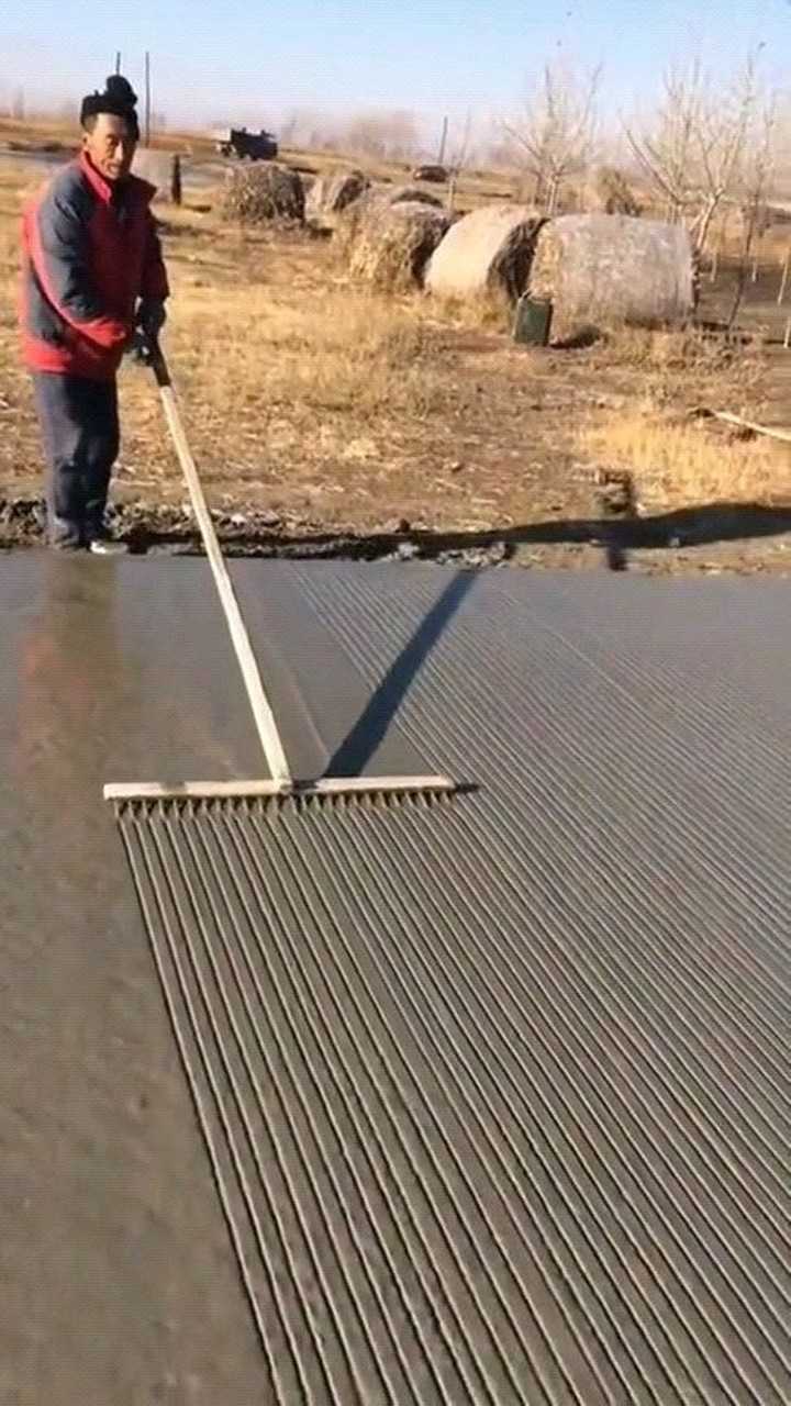 水泥路上的防滑纹是这样做出来的这一幕长见识了工人的智慧