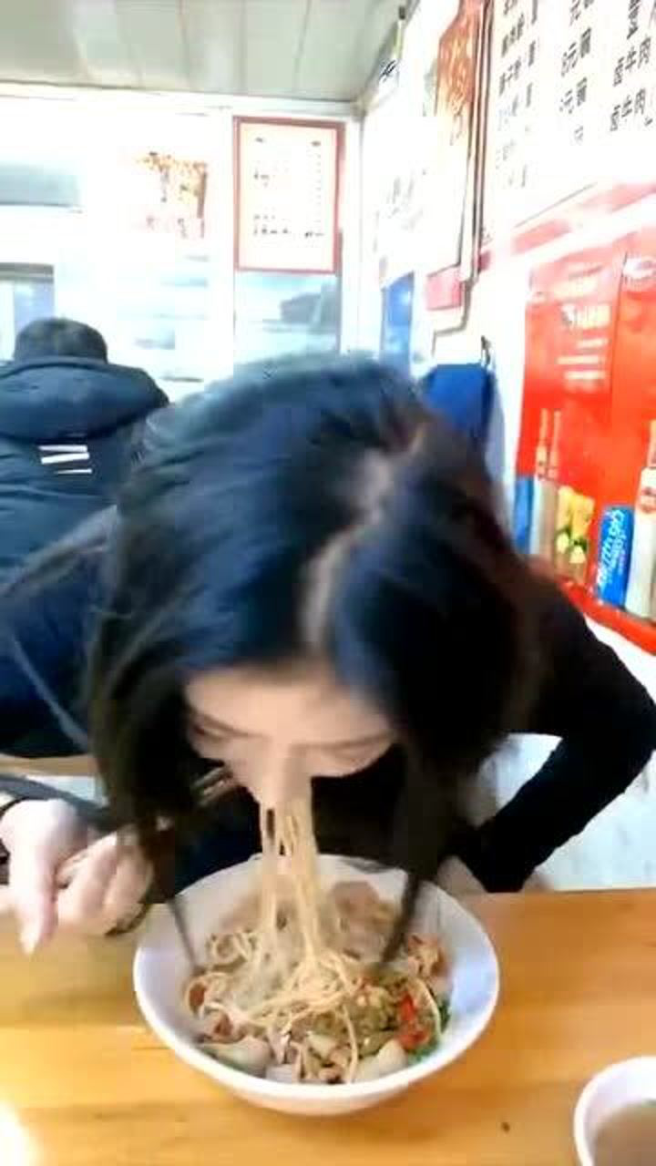 美女这招真妙吃面头发长耽误事脱件衣服就搞定了